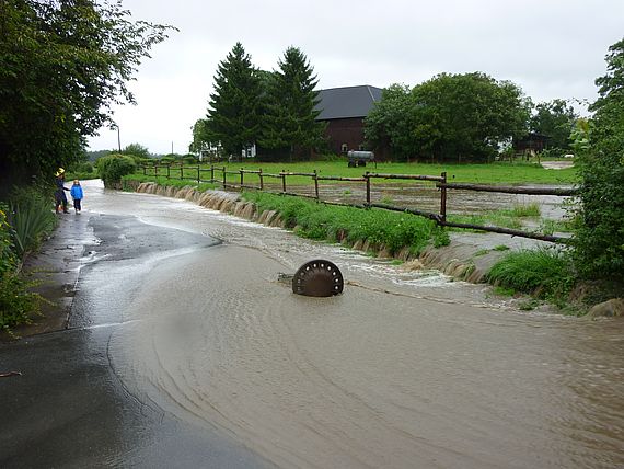 Überflutung der Straße kann zu Rückstau führen